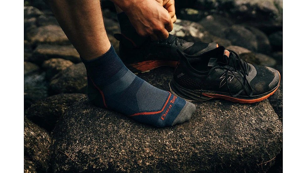Darn Tough Light Hiker Quarter Lightweight Hiking Socks - Men's 6 Darn Tough Light Hiker Quarter Lightweight Hiking Socks - Men's - Image 6